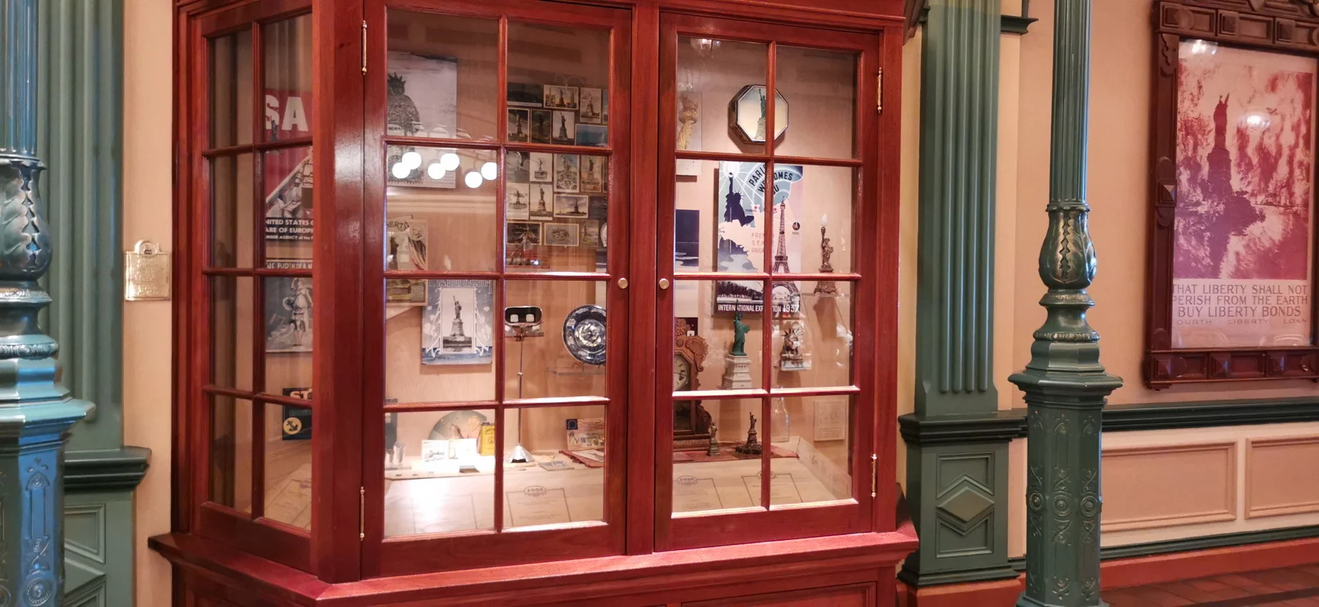statua libertà parigi in liberty arcade a disneyland paris