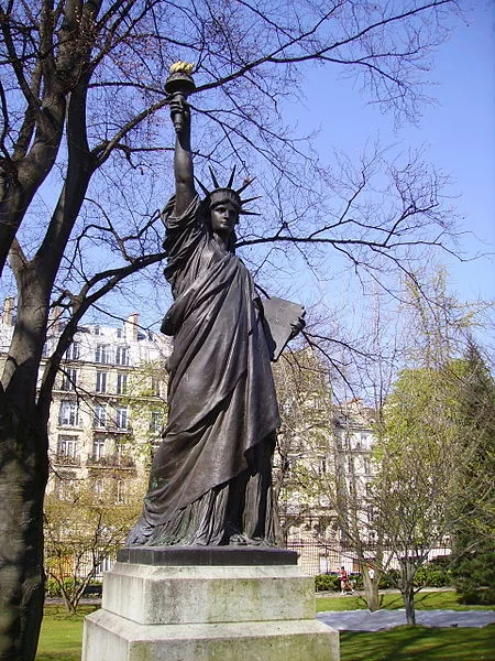statua libertà al jardin luxembourg