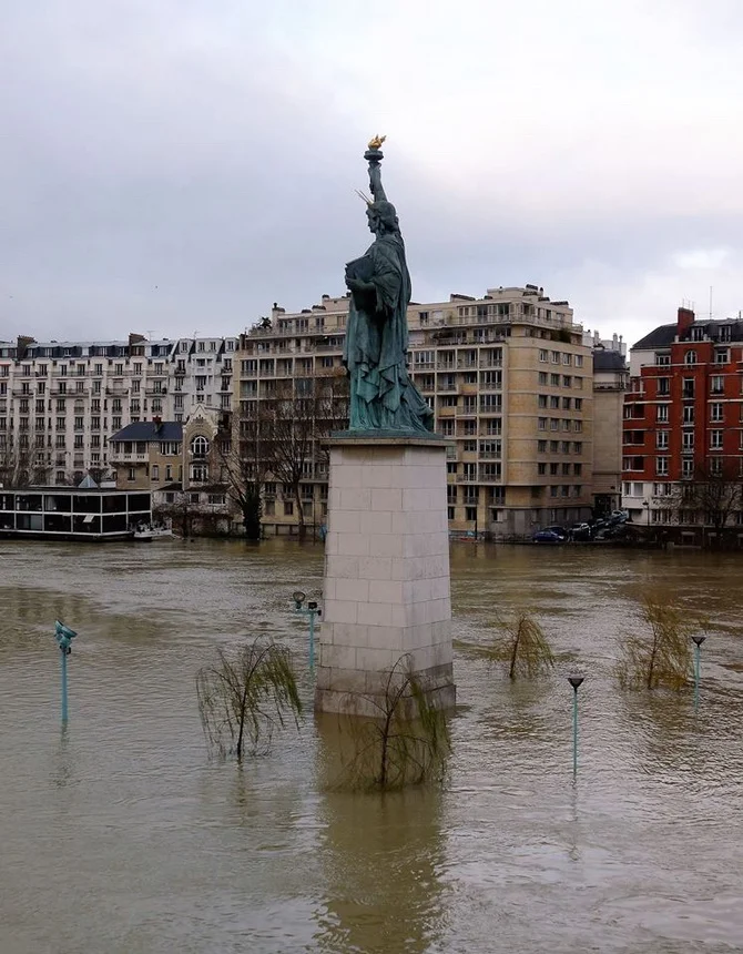statua della libertà a Parigi sul pont Grenelle