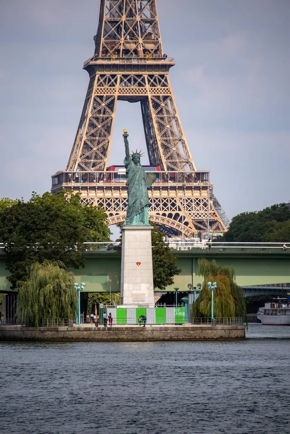 statua libertà a parigi pont grenelle