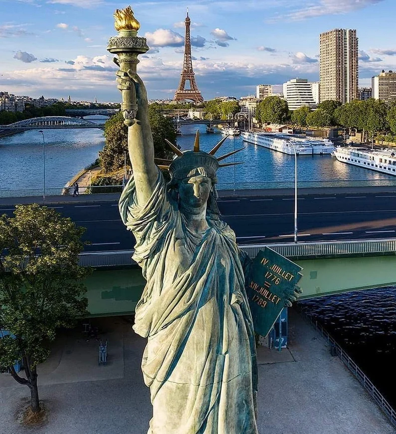 statua della libertà a Parigi sul pont Grenelle