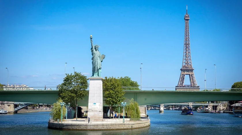 statua della libertà a Parigi sul pont Grenelle