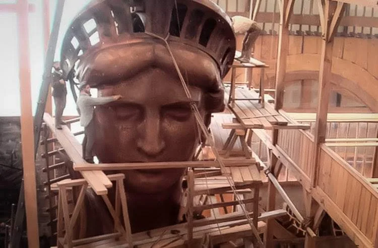 testa della statua libertà di eiffel