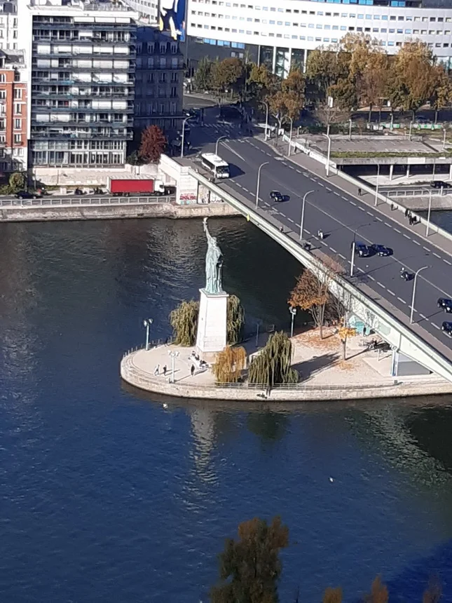 statua della libertà a Parigi sul pont Grenelle