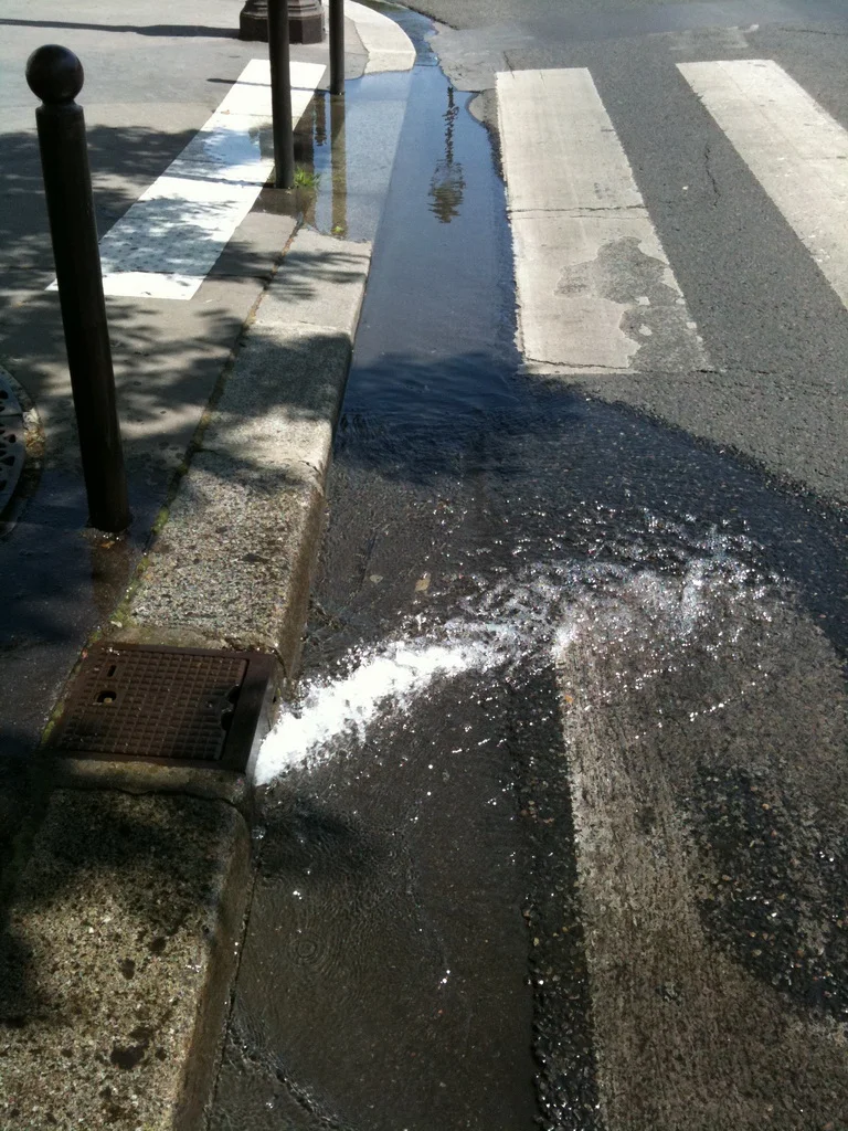 sistema lavaggio dei bordi delle strade a parigi