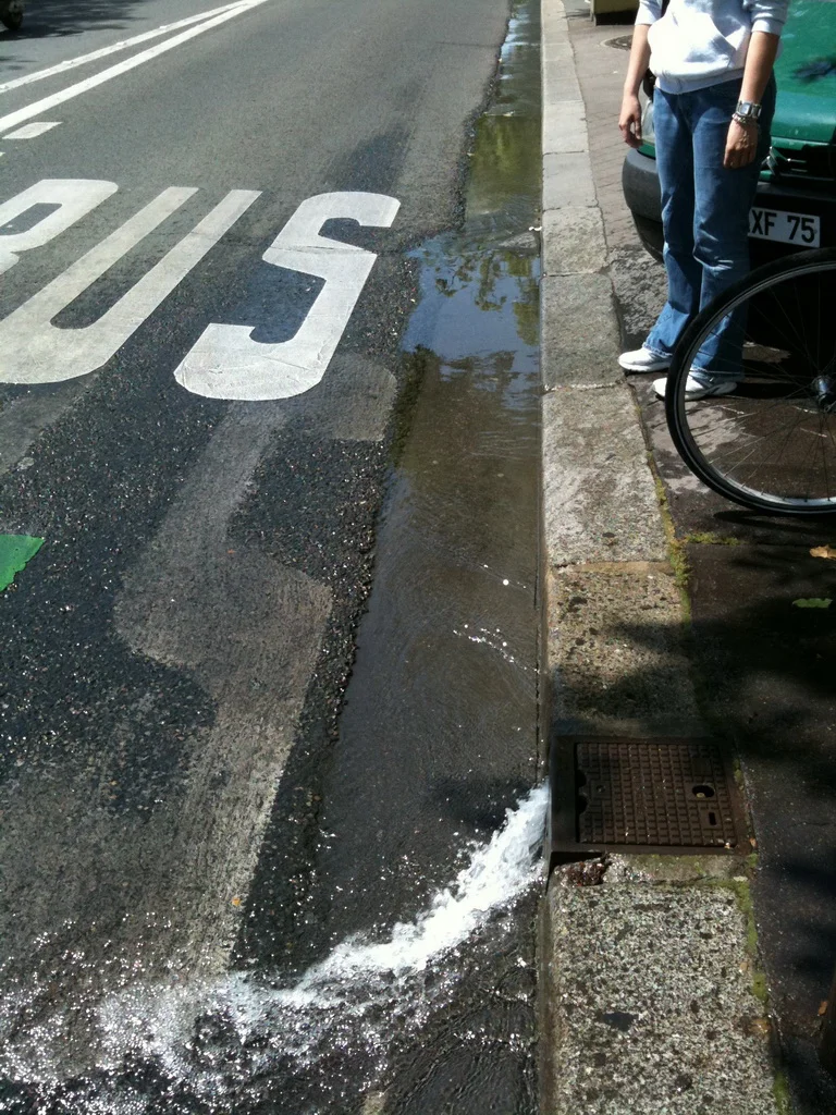 sistema di lavaggio delle strade a parigi