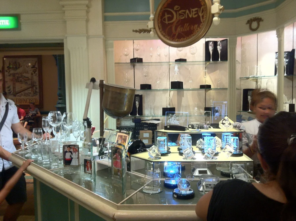 incisioni su bicchieri a disneyland paris