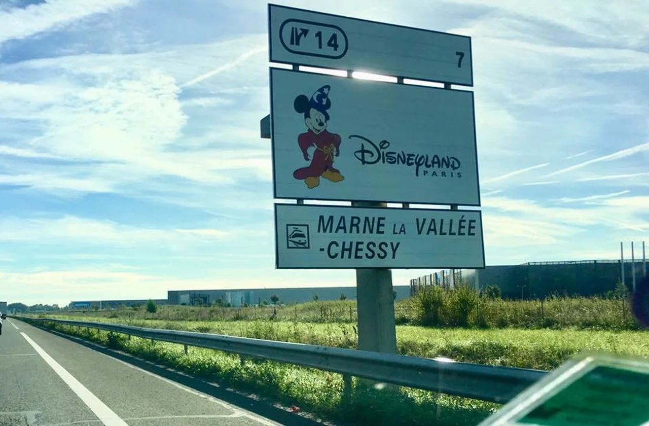 cartello stradale arrivo prima di disneyland paris