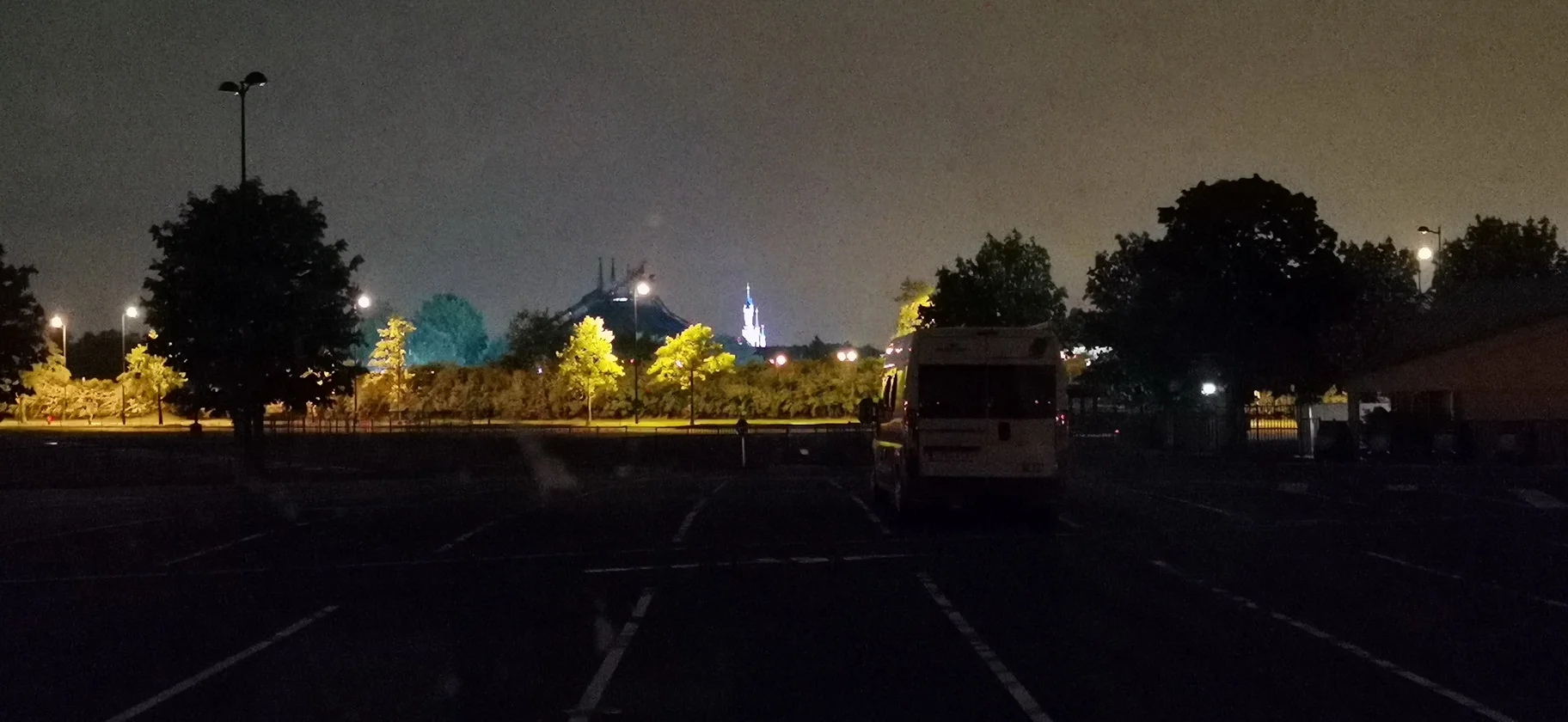 parcheggio camper Disneyland Paris alla sera