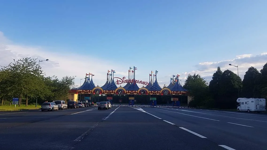 sosta notturna fuori dal parcheggio camper a Disneyland Paris