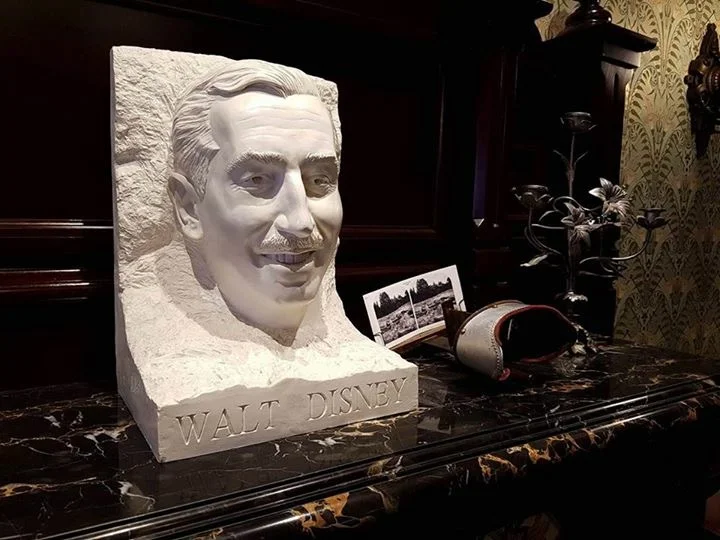 Salon Mickey a Disneyland Paris: il busto di Walt Disney
