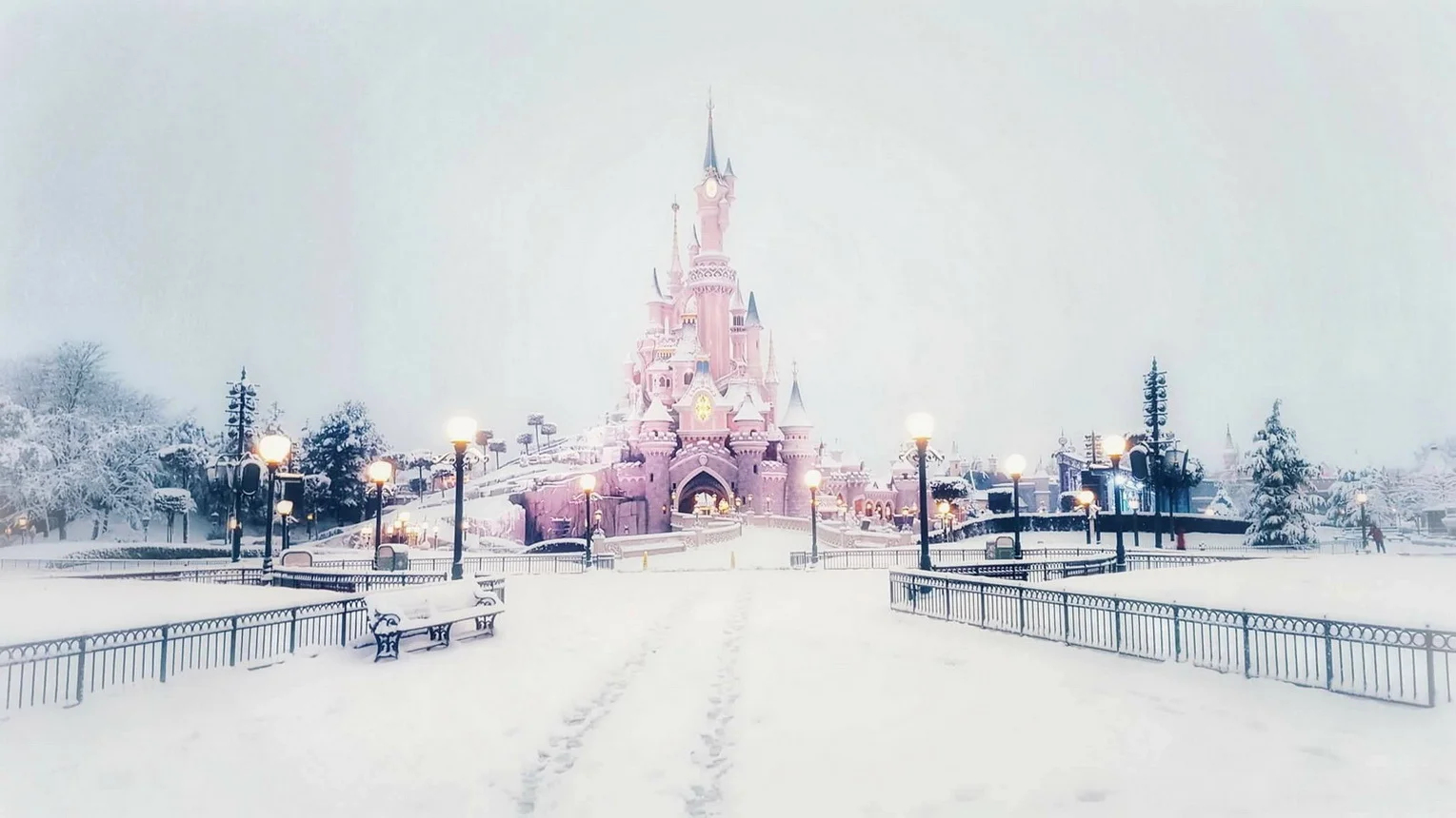 Castello di Disneyland Paris con la neve