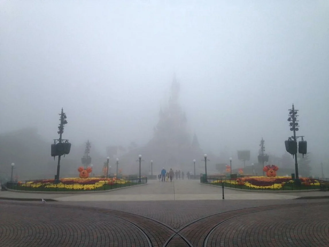 Castello di Disneyland Paris con la nebbia, non si vede