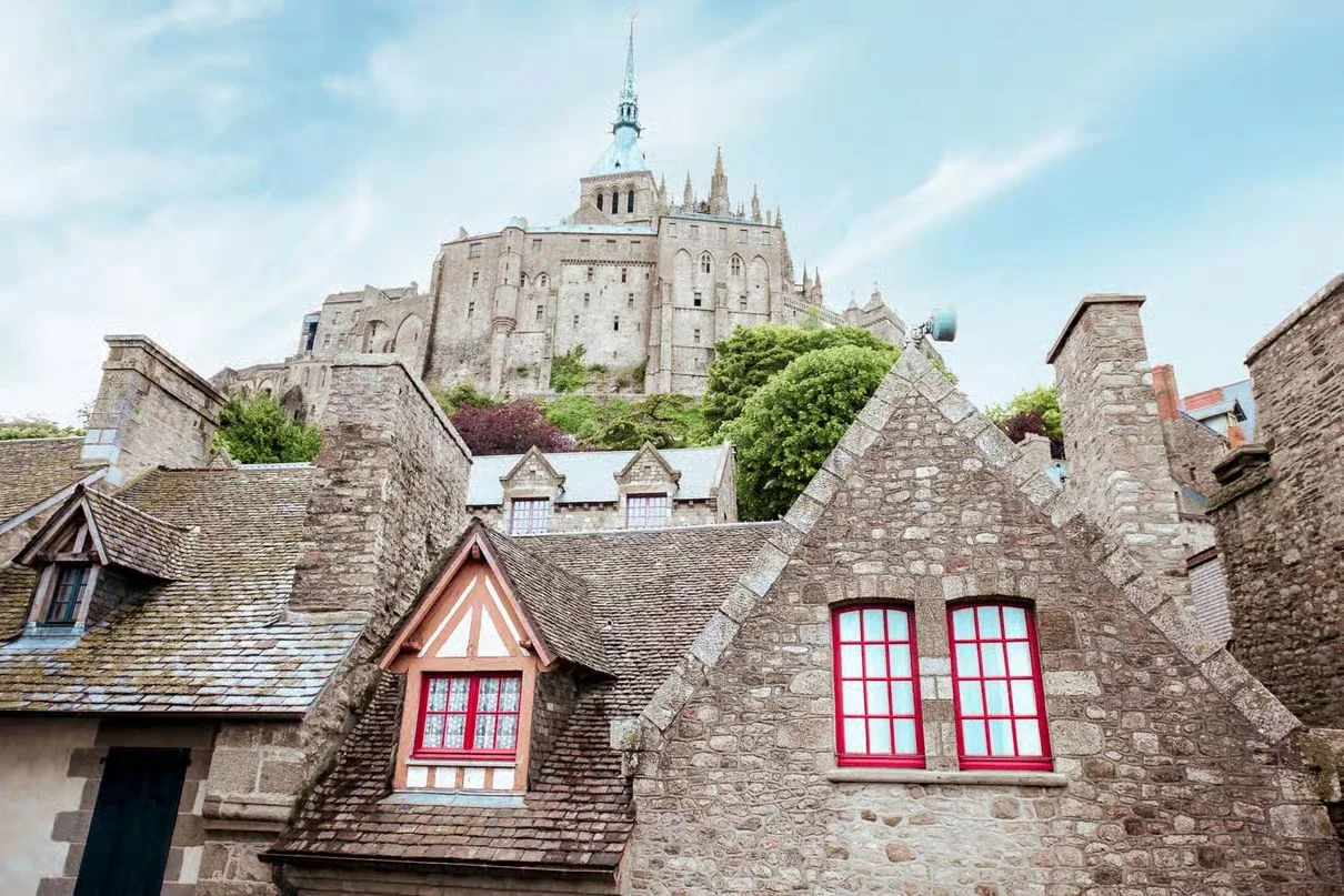 il villaggio di Mont-saint-Michel in Normandia, Francia