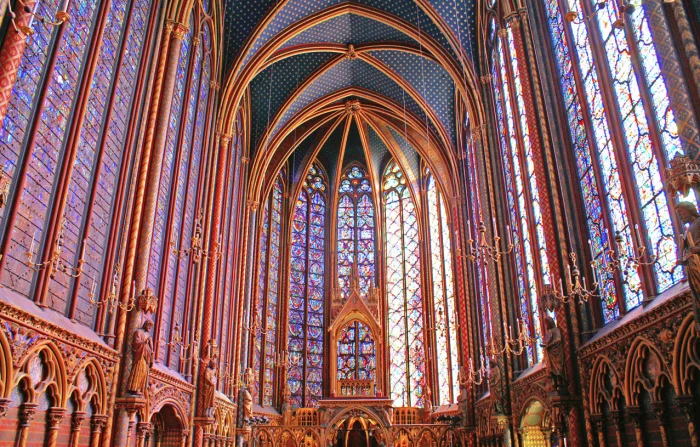 interno e vetrate sainte Chapelle a Parigi, imperdibile