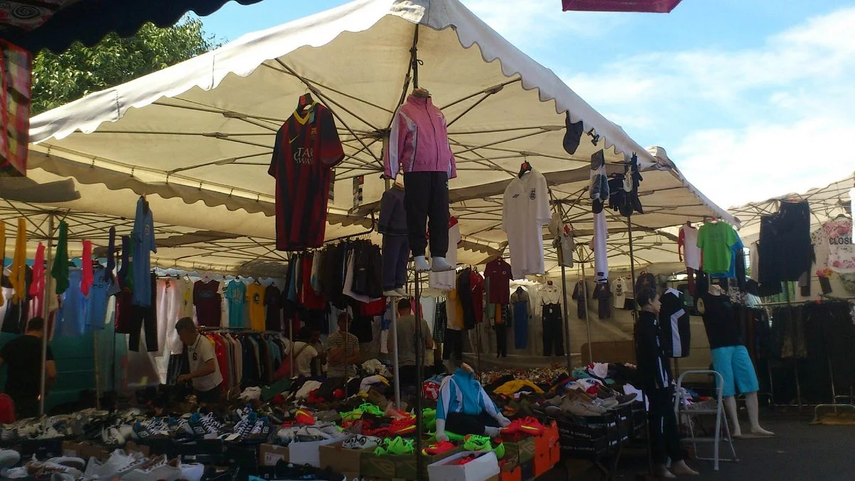 mercato delle pulci a Parigi porte Montreuil
