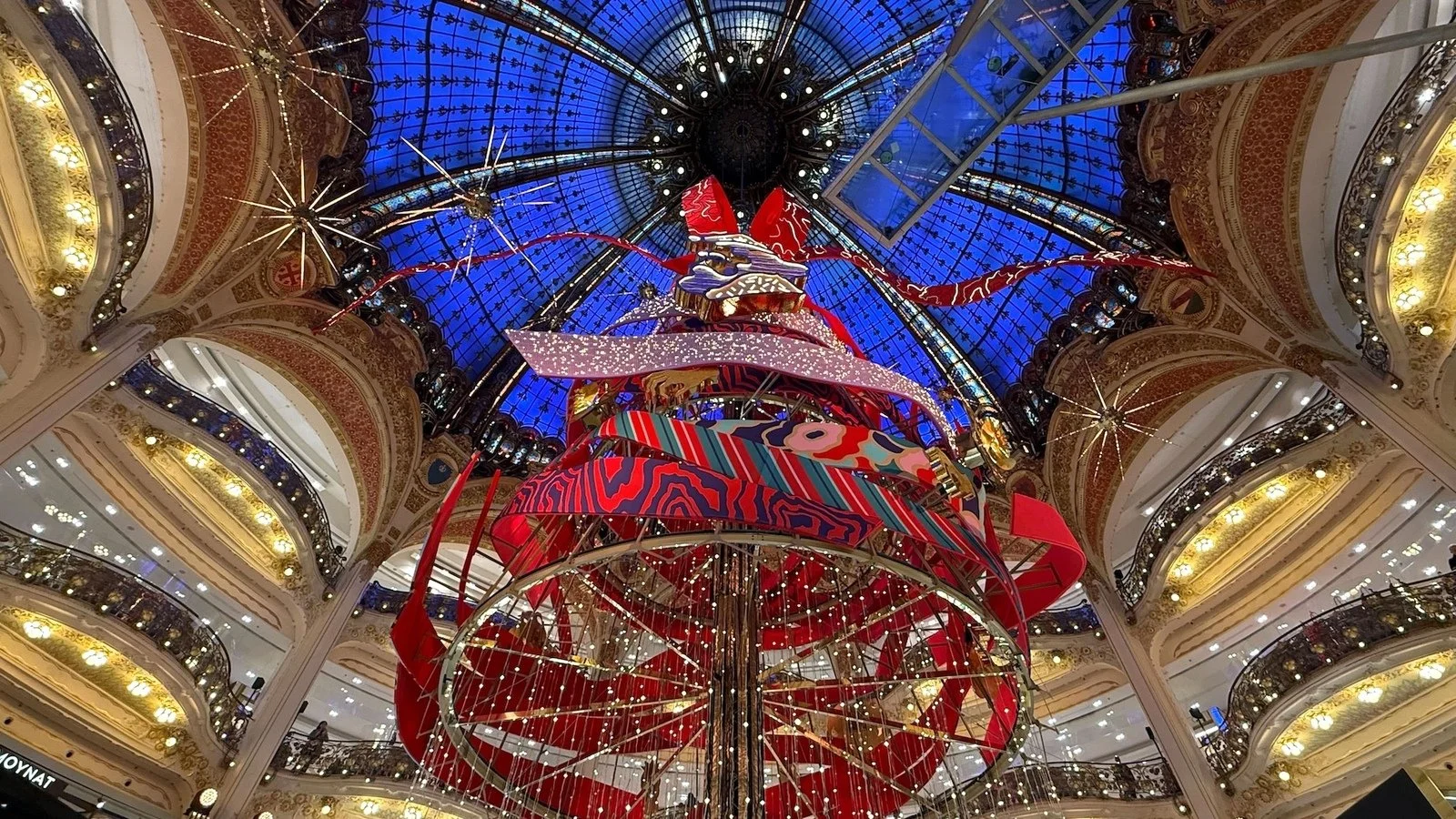 albero di Natale 2025 da galeries Lafayette a Parigi