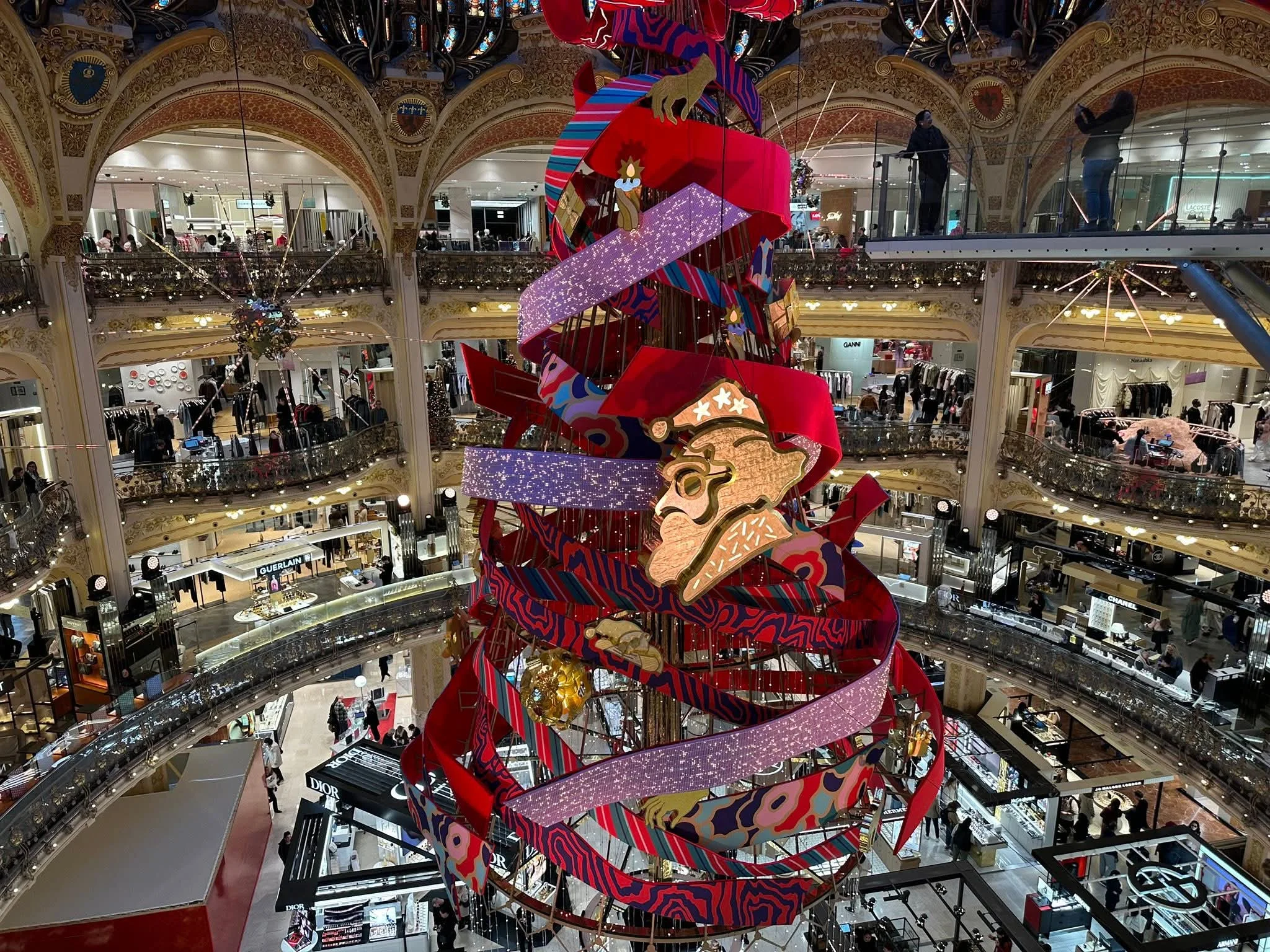 albero di Natale 2025 da galeries Lafayette a Parigi