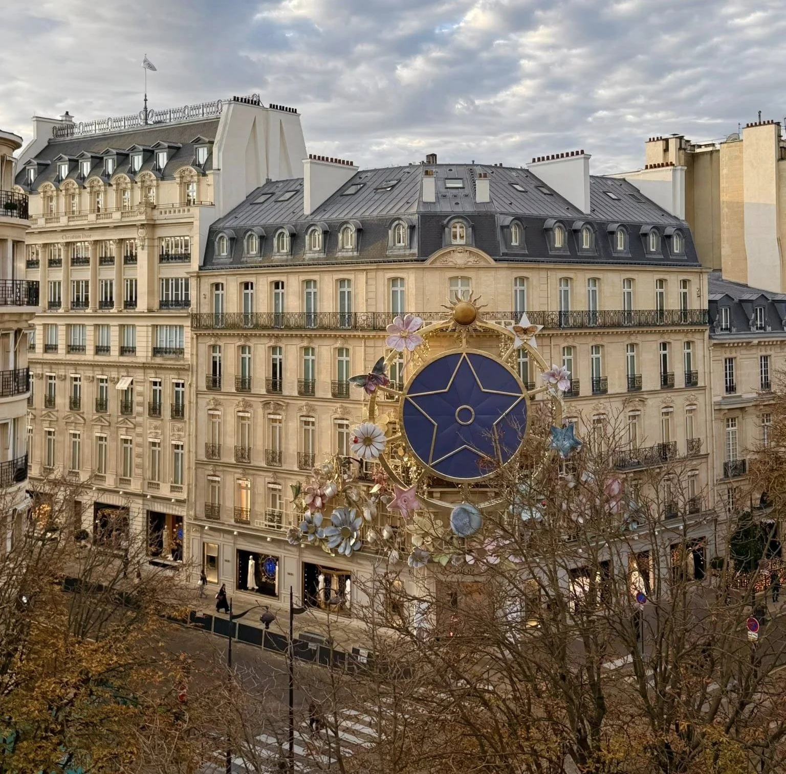 addobbo facciata maison Dior, 30 avenue Montaigne, parigi, 2025
