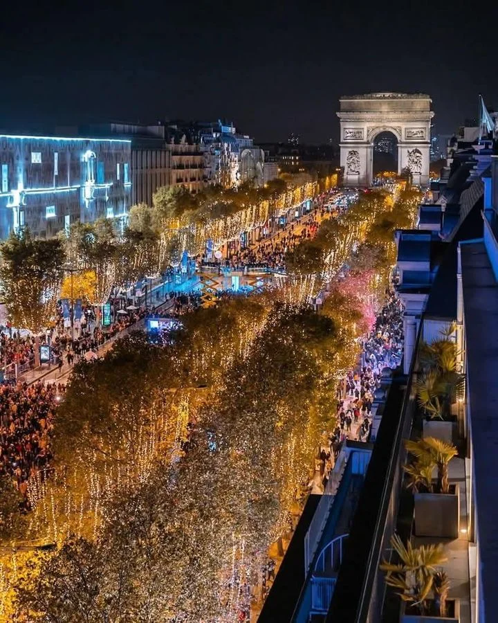 luminarie Champs Elysees a Parigi, 2025
