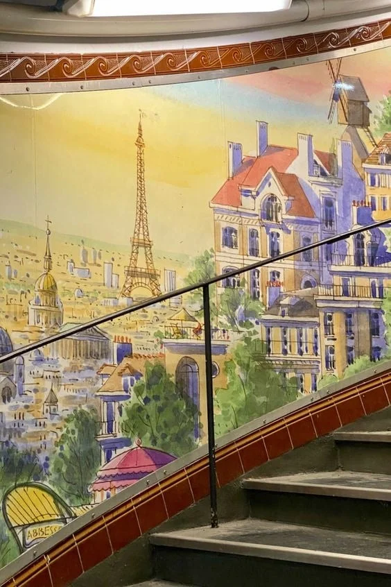 murales lungo le scale della fermata abbessess metropolitana parigi