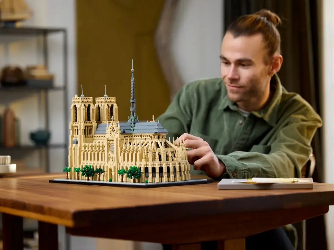Lego Notre Dame di Parigi 21061
