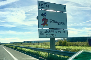 cartello stradale arrivo prima di disneyland paris