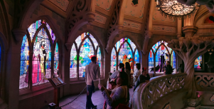 favola Bella Addormentata nel Bosco nelle vetrate del castello di Disneyland Paris