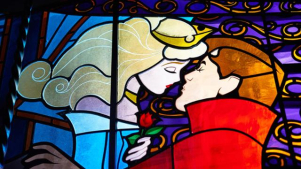 favola Bella Addormentata nel Bosco nelle vetrate del castello di Disneyland Paris