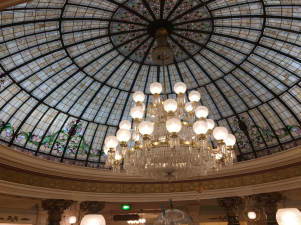 eco sotto la cupola del negozio Harrington's in Main Street disneyland paris