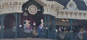Topolino Mickey e Minnie salutano al parco Disneyland Paris