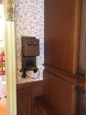 telefono dentro Flora boutique in Main street U.S.A. a disneyland paris
