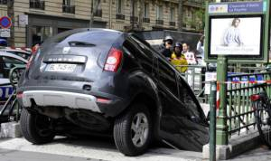 parcheggiare l' auto a Parigi, o un SUV, nei parcheggi sotterranei o in strada...