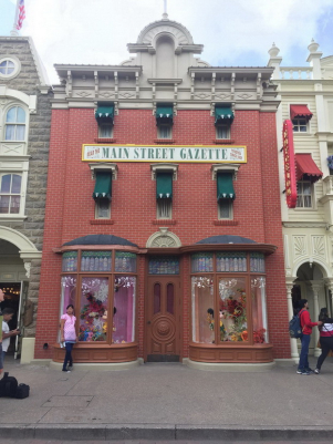 edifico in mattoni rossi main street disneyland paris
