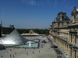 vista su piramide del Louvre