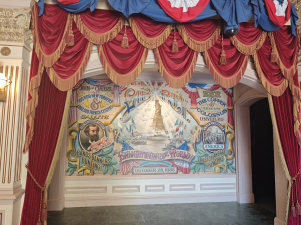 saletta con filmato inaugurazione statua della libertà - Disneyland Paris