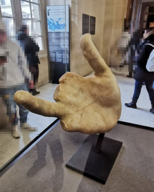 mano della Nike di Samotracia museo Louvre a Parigi