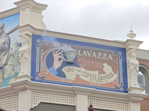 tazza fumante nella pubblicità Lavazza in Main street U.S.A. a Disneyland Paris