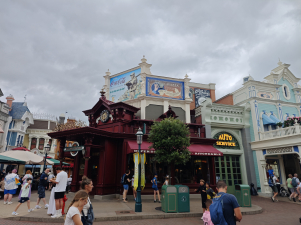 tazza fumante nella pubblicità Lavazza in Main street U.S.A. a Disneyland Paris