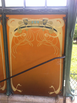 edicola della fermata stazione Porte Dauphine della metropolitana di Parigi di Hector Guimard