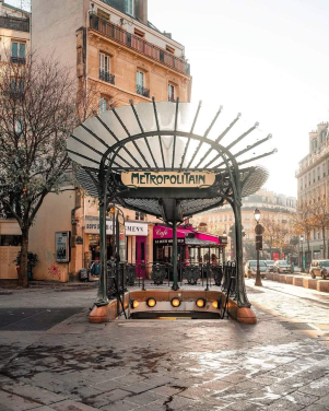 edicola della fermata stazione Chatelet della metropolitana di Parigi di Hector Guimard
