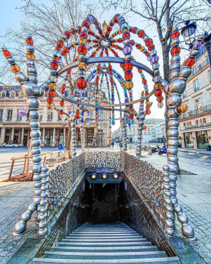 entrata Le Kiosque des Noctambules di Jean-Michel Othoniel, stazione fermata Palais Royal, Parigi