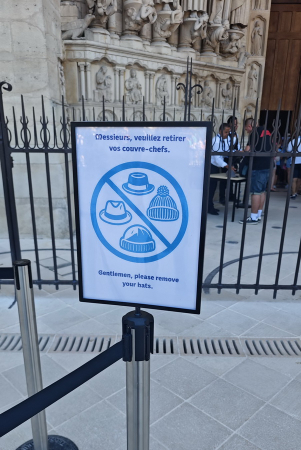 notre dame parigi divieto cappelli berretti