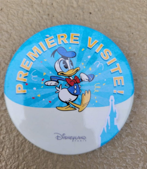 spilla compleanno Disneyland Paris in omaggio