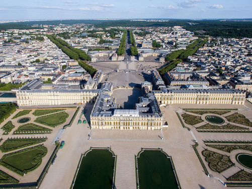 vista dall' alto della Reggia di Versailles, oggi