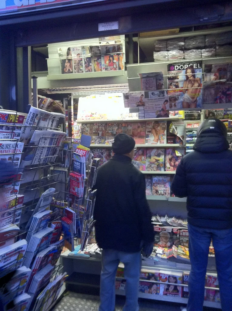 sexy edicola parigi
