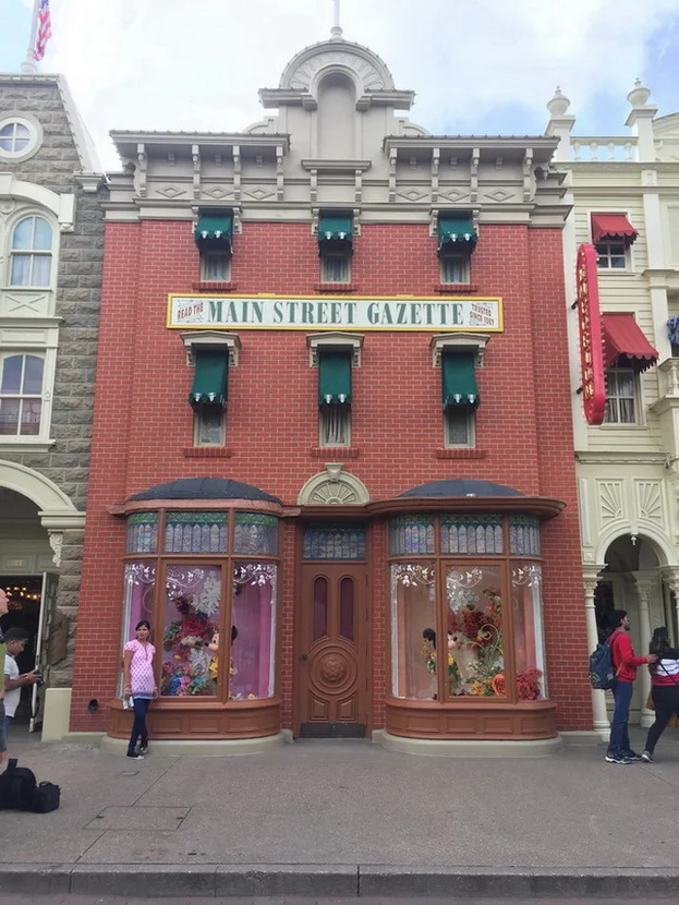 edifico in mattoni rossi main street disneyland paris