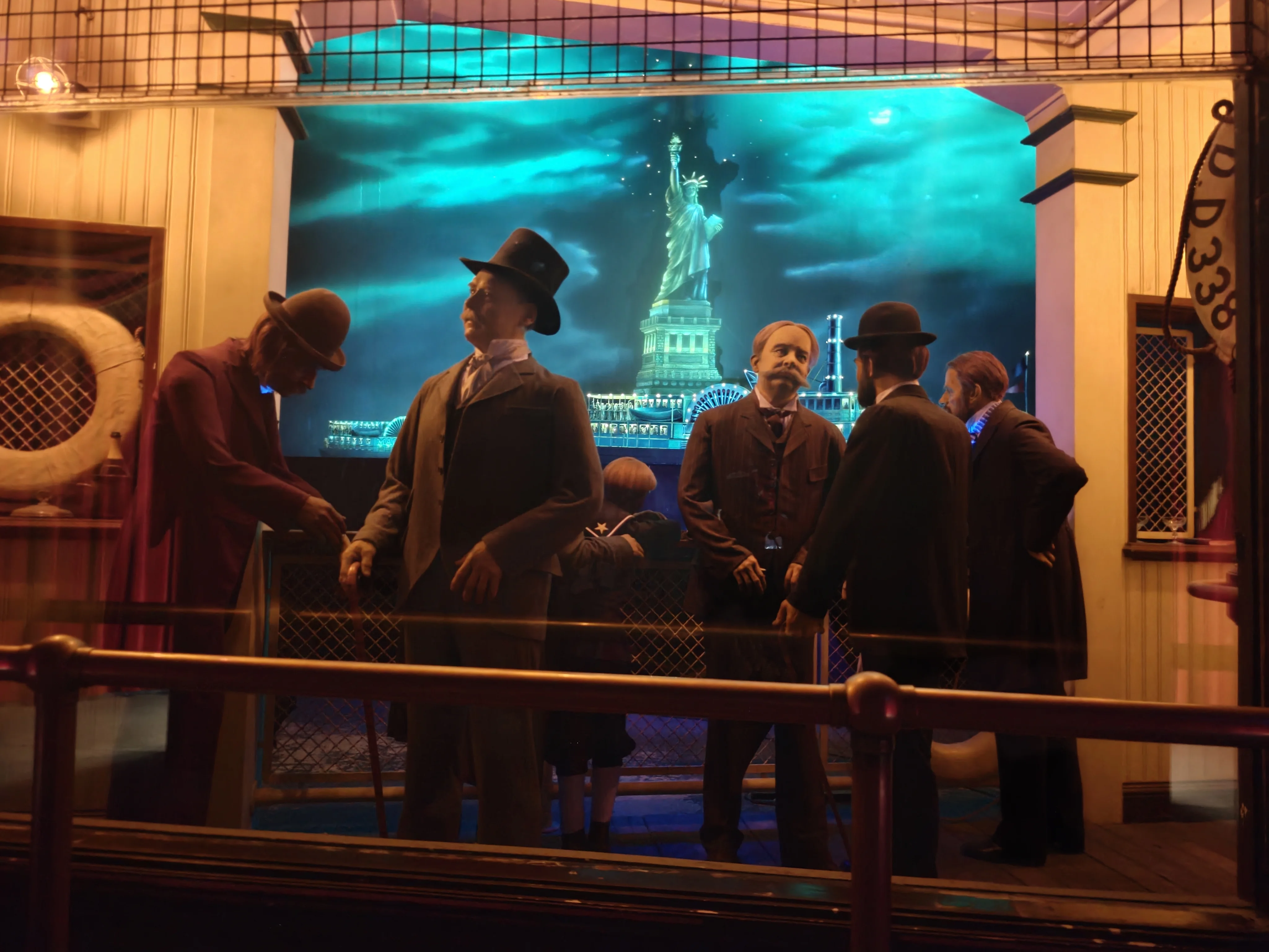 saletta con filmato inaugurazione statua della libertà - Disneyland Paris