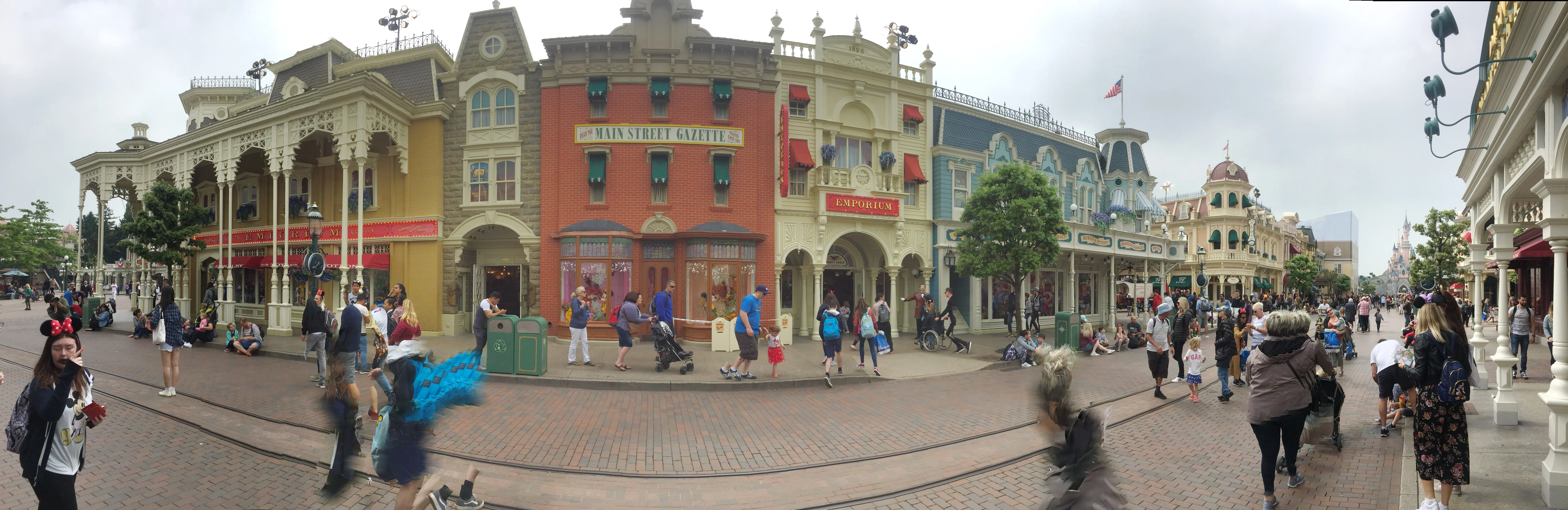 edifico in mattoni rossi main street disneyland paris
