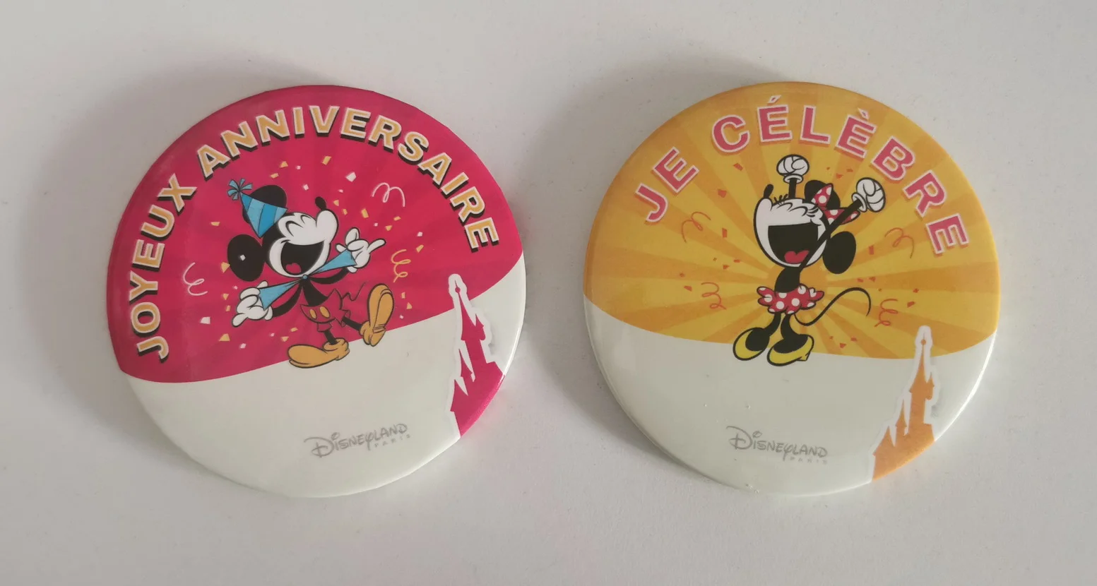 spilla compleanno Disneyland Paris in omaggio